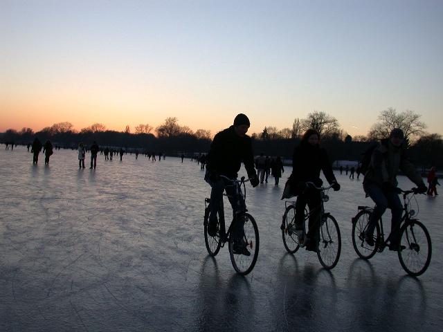 Datei:2006 01 29 Muenster Aasee Fahrraeder.jpg